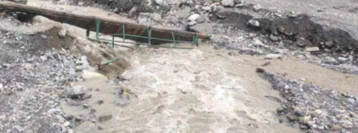 दार्चुलाको लास्कुमा पुल भत्किँयाे, आवतजावत बन्द